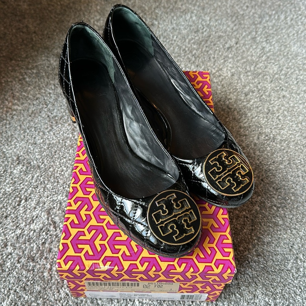Tory Burch Amy Quilted patent leather pumps with gold hardware 10